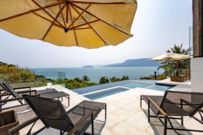 Casa com piscina em condomínio e lazer à beira-mar
